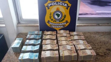 PRF apreendeu R$ 700 mil em dinheiro dentro de mala levada em ônibus (Foto: Divulgação/PRF) 