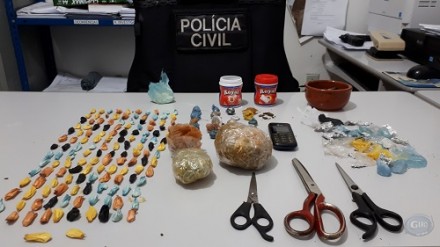 Foram apreendidas 142 petecas de cocaína e 140 gramas de maconha (Foto: Giro Ipiaú) 