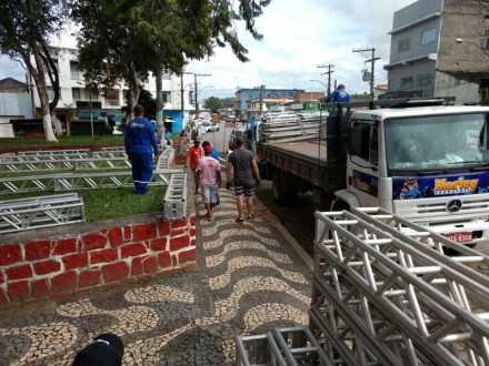 Estrutura de camarote começa a ser montada (Foto: Ubatã Notícias)