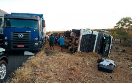 Motorista do caminhão teve ferimentos e foi levado para um hospital (Foto: Blog do Sigi Vilares) 