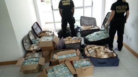 PF encontrou dinheiro em malas e caixas dentro de apartamento em Salvador. (Foto: Divulgação) 