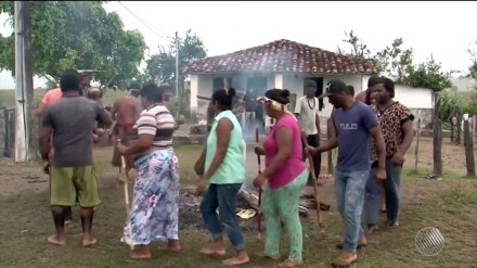 Índios ocuparam fazenda que seria de Geddel na Bahia (Foto: TV Santa Cruz) 