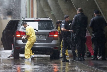 Carro com turista morta por PM na Rocinha (Foto: O Globo)