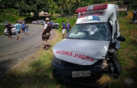 Condutor da ambulância de Ibirataia sofreu escoriações leves (Foto: Giro Ipiaú) 