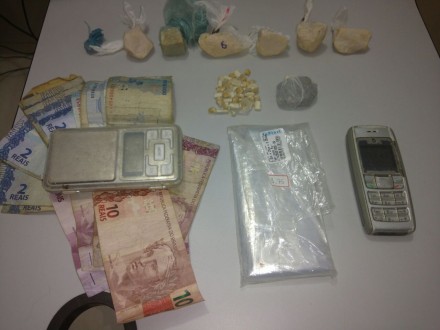 PM apreende drogas, balança e embalagem com trio (Foto: Ubatã Notícias)