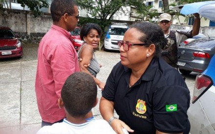 Mulher foi presa em flagrante (Foto: Reprodução/Bocão News) 
