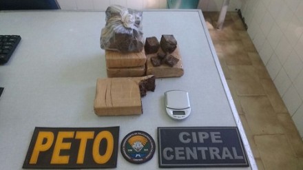 Ação conjunta da CIPE Central e do PETO resultou na apreensão da droga (Foto: Divulgação) 