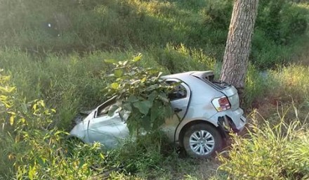 Carro saiu da pista, desceu ribanceira e bateu em árvore (Foto: Giro Ipiaú) 