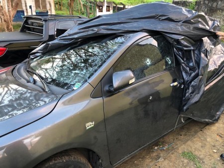 Veículo do cantor atingido por disparos (Foto: Ubatã Notícias)