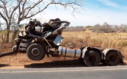 Caminhão que tombou no oeste da Bahia (Foto: Blog do Braga) 