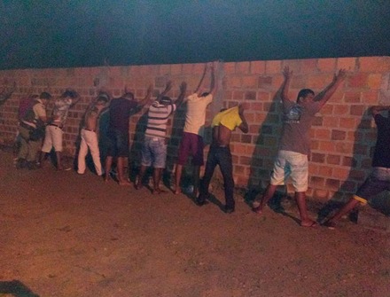 Polícia apreende pistola e drogas em festa e detém 34 pessoa na Bahia (Foto: Divulgação/SSP-BA) 
