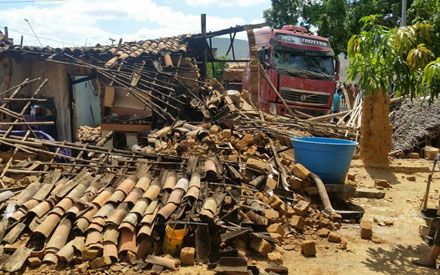 Acidente destruiu casa localizada nas proximidades da rodovia BR-116 (Foto: Blog Marcos Frahm ) 