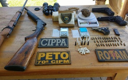 Armas, drogas e celulares também foram apreendidos com o grupo (Foto: Divulgação)