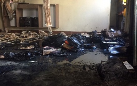 Sala de aula ficou destruída após o crime (Foto: Natália Jael/Inter TV Grande Minas) 
