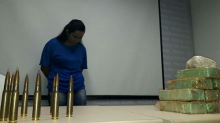 Mulher transportava munição para ataques a carros-fortes e bancos (Foto: Correio) 