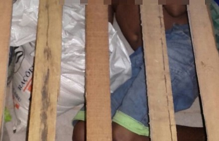 Garoto estava debaixo da cama do preso (Foto: Divulgação) 