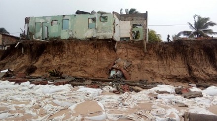 Maré avança em áreas antes ocupadas por barracas e casas (Foto: Giro em Ipiaú)