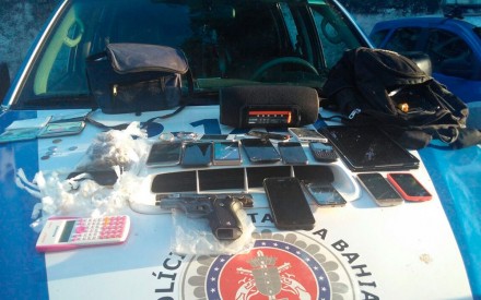 Arma, celulares e drogas foram apreendidos com os suspeitos (Foto: Divulgação)