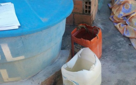 Familaires encontraram homem com cabeça dentro de balde (Foto: Itiruçu Online)