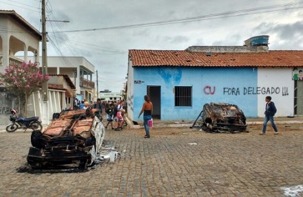 Carros foram destruídos na frente de delegacia no interior da Bahia (Foto: Arquivo Pessoal) 