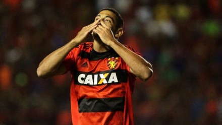 Diego Souza e fez um gol e deu uma assistência contra o Vitória