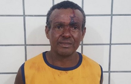 Antes da prisão, o suspeito foi agredido por populares (Foto: Liberdade News) 