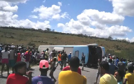 Ônibus tombou na região de Piritiba (Foto: Reprodução/Mídias Sociais) 