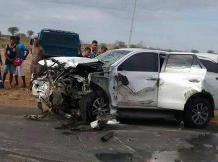 Motorista do carro branco fugiu após o acidente (Foto: Central Notícia) 