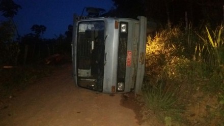 Veículo tombou em estrada rural na Água Branca (Foto: Ubatã Notícias)