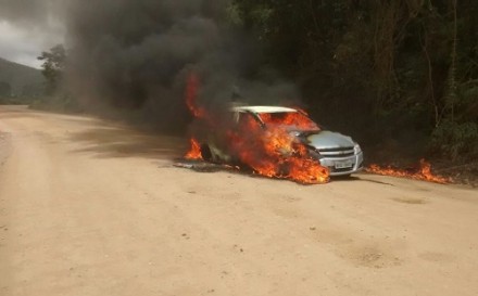 Bandidos queimaram carro usado na ação e em seguida roubaram um carro da prefeitura