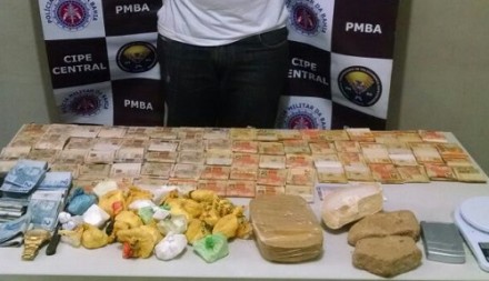 Foram apreendidos 1,3 kg de cocaína, 2,5 kg de crack e R$ 24.630,00 (Foto: Divulgação) 
