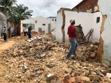 Servidores da Prefeitura trabalham na demolição (Foto: Ubatã Notícias)