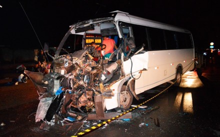 Frente do micro-ônibus ficou destruída (Foto: Elvis Araújo/Blogbraga) 