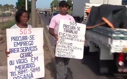 Rosana e Cleverton pedem emprego juntos nas ruas de Salvador (Foto: TV Bahia)
