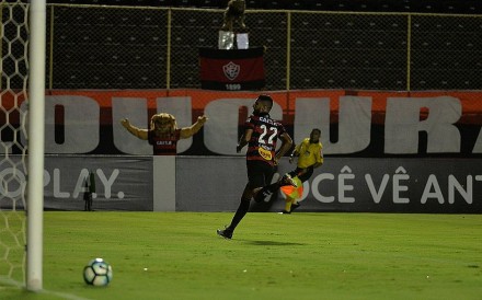 Tréllez sai para comemorar seu gol, o segundo do Vitória contra o Palmeiras (Betto Jr./CORREIO) 