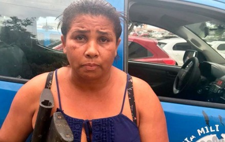 Mulher foi presa com armas e munições (Foto: Divulgação/SSP-BA) 