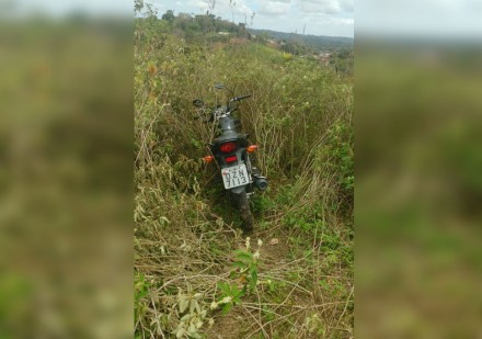 Motocicleta foi abandonada em matagal, em Itabuna (Foto: Ubatã Notícias)