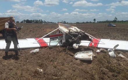 Avião de pequeno porte fica destruído após fazer pouso forçado em Belmonte UBATÃ NOTÍCIAS Bahia