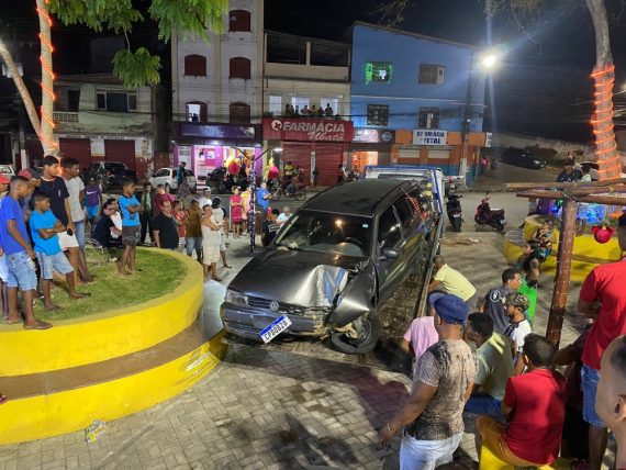 #Bahia: Veículo invade praça  em alta velocidade e deixa três pessoas feridas